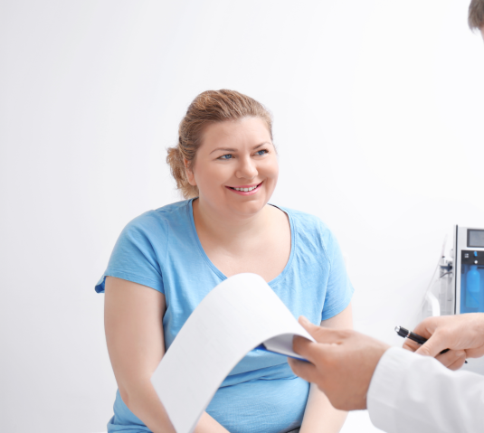 Patientin bei Besprechung mit Ärztin