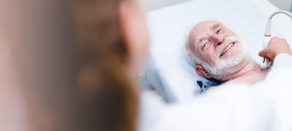 Senior beim Ultraschall am Hals