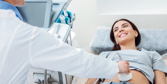 Frau beim Ultraschall