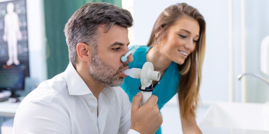 Mann mit MFA beim Lungentest