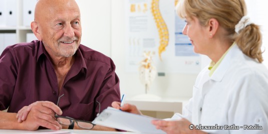 Patient im Gespräch mit Ärztin