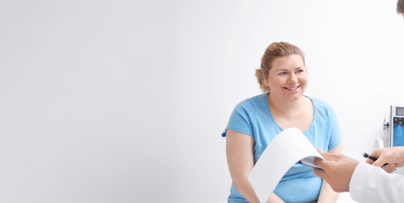 Patientin bei Besprechung mit Ärztin