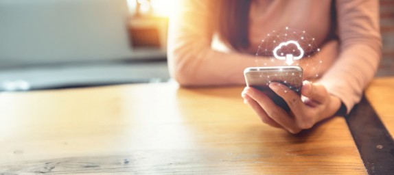 Handy mit einem Downloadsymbol darüber